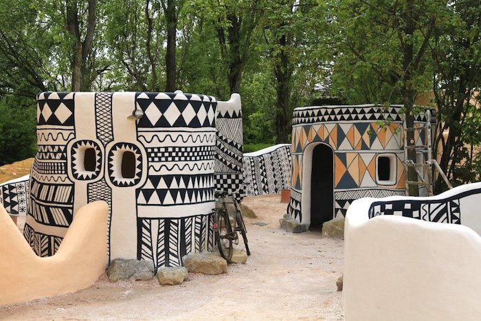 Ở phía tây nam của Burkina Faso, một quốc gia không giáp biển ở Tây Phi, gần biên giới với Ghana, có một ngôi làng nhỏ rộng khoảng 1,2 ha tên là Tiebele, nổi tiếng với những ngôi nhà truyền thống có họa tiết ma mị kỳ lạ.