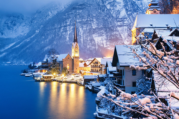 Trải qua thăng trầm của lịch sử, Hallstatt luôn giữ được vẻ quyến rũ vốn có với những nhà thờ cổ, nhà gỗ, lâu đài thời Trung cổ với lối kiến trúc độc đáo, hình thành nên một ngôi làng cổ kính, đẹp như trong cổ tích.