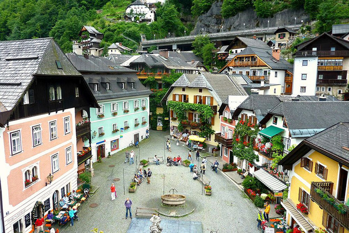 Hallstatt còn được biết đến là mỏ muối lâu đời nhất thế giới. Năm 1997, UNESCO công nhận Hallstatt là Di sản Thế giới.