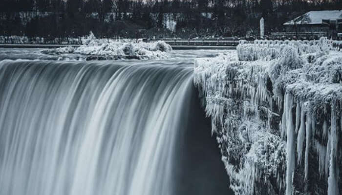 Theo phát ngôn viên của Công viên thác nước Niagara, bà Angela Berti, năm gần nhất thác nước hùng vỹ này đóng băng hoàn toàn ở phía Mỹ là năm 1938, trước đó là năm 1936.