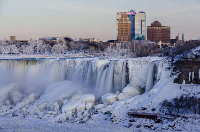 Thời tiết lạnh giá biến thác Niagara thành xứ sở thần tiên cổ tích với nhiều khu vực nước đóng băng trắng xoá.