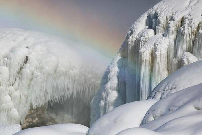 Thác nước Niagara bao gồm 3 thác riêng biệt: Thác Horseshoe (Canada), thác Mỹ và một thác nhỏ hơn gần đó là Thác Bridal Veil.