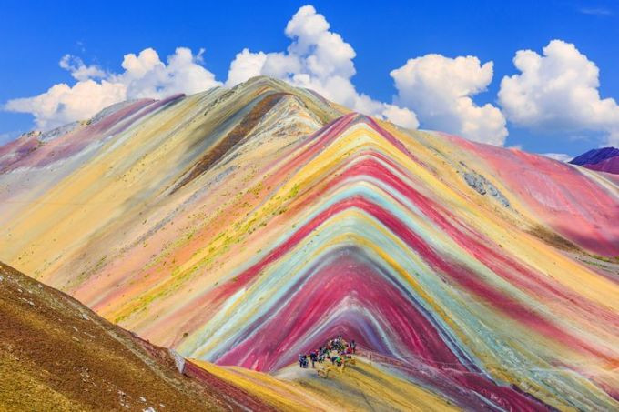 Núi Cầu Vồng, Peru: Là ngọn núi bảy sắc cầu vồng nổi tiếng nhất trên thế giới, Montaña de Siete Colores là một trong những biểu tượng du lịch của Peru. Tên của nó nghĩa là "Núi bảy sắc cầu vồng". Ảnh: Shutterstock
