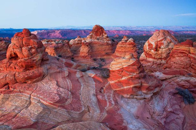 Đài tưởng niệm Quốc gia Vermillion Cliffs, Arizona, Mỹ: Những ngọn núi màu sắc tại đây còn có tên là "Sóng" nhờ độ cong độc đáo, lớp lớp chồng lên nhau tạo ra các dải màu đỏ, cam, hồng...