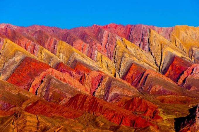 Dãy núi Serrania de Hornocal, Argentina: Dãy núi còn được biết đến với cái tên "Ngọn đồi 14 sắc màu". Để có thể chiêm ngưỡng, du khách cần lái xe cẩn thận theo con đường chạy dọc những đỉnh núi này. Người lái xe dễ bị phân tâm bởi đường đi có nhiều lối rẽ.