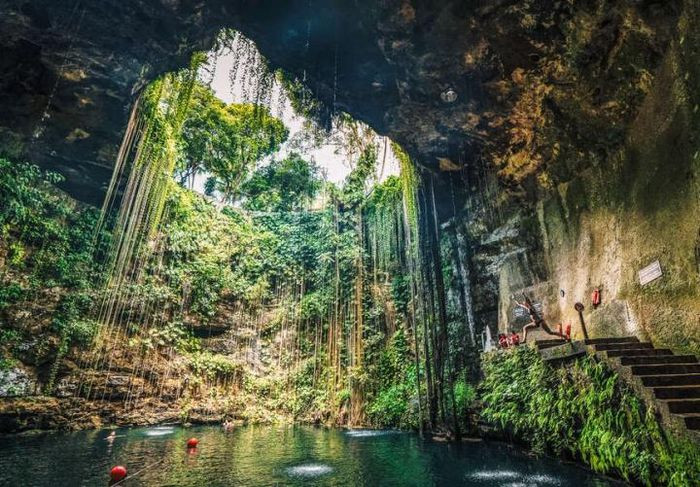 Điểm đặc biệt của hố tự nhiên Cenotes là nguồn nước ở luôn có màu xanh thẳm và trong vắt quanh năm, nhìn thấy cả đáy, thu hút được rất đông khách du lịch tới đây, nhất là những ai yêu thích bơi lội và lặn.