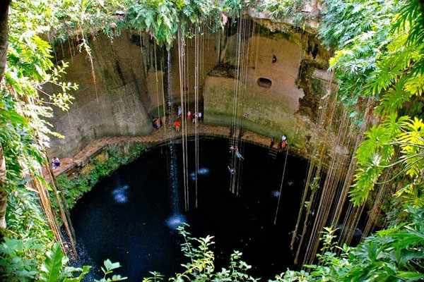 Trong ngôn ngữ của người Maya cổ thì "cenote" nữa là giếng trời linh thiêng. Họ sử dụng từ này để ám chỉ một nguồn nước tự nhiên có thể giúp người dân có thể sống sót qua những ngày hạn hán khắc nghiệt kéo dài.