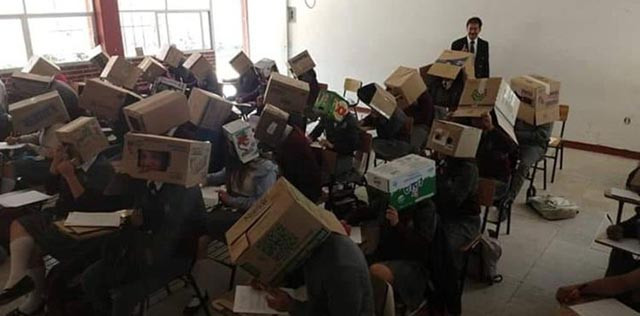 Đại học Bachelors, thuộc bang Tlaxcala của Mexico, đã bị buộc tội làm nhục và phá vỡ các quyền cơ bản của học sinh, sau khi một bức ảnh giáo viên bắt học sinh đang làm bài thi đội các hộp các-tông lên đầu lan truyền trên mạng.