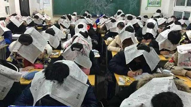 Có rất nhiều phương pháp ngăn chặn gian lận thi cử được đưa ra như đội mũ báo trên đầu.