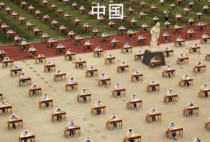 Trong mỗi kỳ thi lớn, trường học ở Trung Quốc sắp xếp học sinh ngồi cách nhau từ 1 - 2 mét để đảm bảo tính công bằng tuyệt đối. Ảnh: IT.