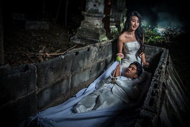 Cặp đôi còn dùng những phụ kiện độc đáo như vòng hoa, hoa sen, dây trắng và hoa gỗ đàn hương - những món đồ thường thấy trong tang lễ của người Thái.