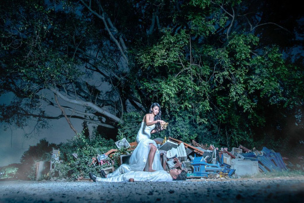 Năm 2015, cặp đôi người Singapore Jenny Tay và Darren Cheng cũng khiến cộng đồng mạng xôn xao khi tung bộ ảnh hai người cùng nằm trong quan tài. Ảnh: IT.