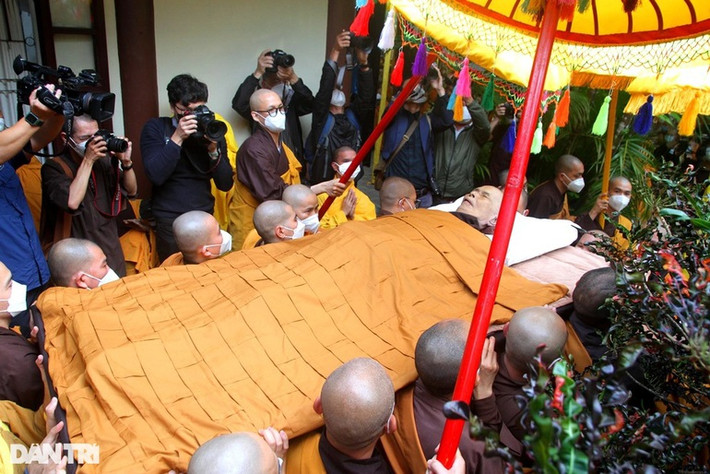 Di thể Thiền sư Thích Nhất Hạnh được khâm liệm tại chùa Từ Hiếu, TP Huế (Ảnh: Đại Dương).