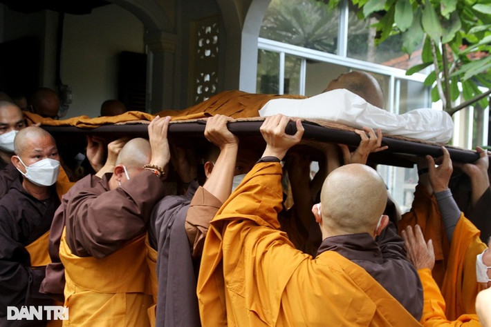 8h30' sáng, các môn đệ đã đưa thi hài của Thiền sư ra khỏi căn phòng mà ngài đã viên tịch. Tang lễ được cử hành trong vòng 7 ngày. Theo Ban Thông tin Truyền thông Giáo hội Phật giáo Việt Nam tỉnh Thừa Thiên Huế, Thiền sư Thích Nhất Hạnh, thế danh Nguyễn Xuân Bảo, sinh năm Bính Dần (1926) tại làng Thành Trung, huyện Quảng Điền, tỉnh Thừa Thiên Huế.