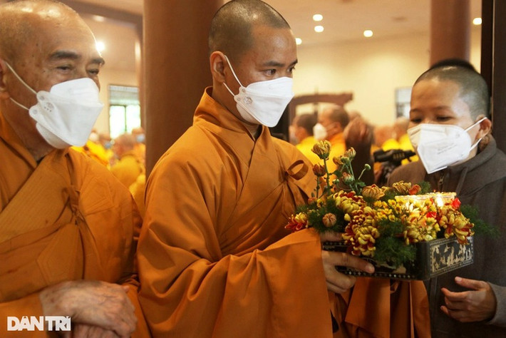Chuẩn bị thỉnh di thể Thiền sư nhập quan.