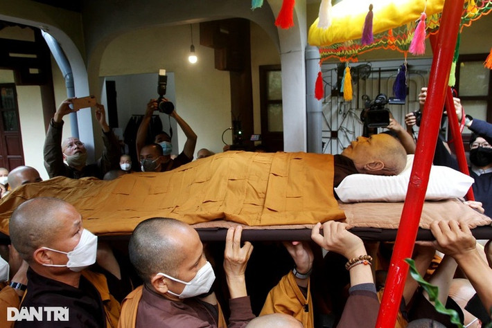 Thiền sư là con kế út trong gia đình có sáu anh chị em, cha là cụ ông Nguyễn Đình Phúc, mẹ là cụ bà Trần Thị Dĩ. Năm 1942, xuất gia tại Tổ đình Từ Hiếu với Thiền sư Thanh Quý Chân Thật, được ban pháp danh Trừng Quang. Tháng 9 năm 1945, thọ giới Sa di với Bổn sư, được ban pháp tự Phùng Xuân.
