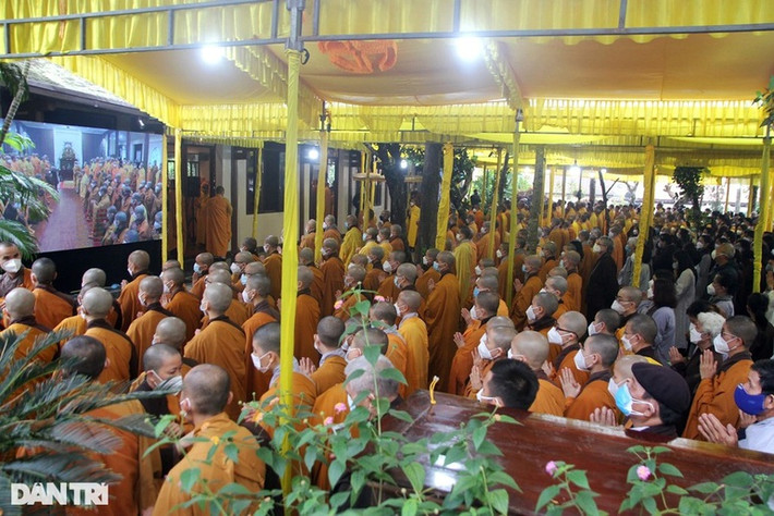 Hàng ngàn chư tôn đức của chùa Từ Hiếu và các chùa ở tỉnh Thừa Thiên Huế, ở các địa phương lân cận dự lễ.