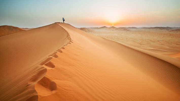 7. Oman: Quốc gia nằm ở bờ biển phía đông nam bán đảo Arab này không chỉ có eo biển Hormuz nơi có những ngọn núi cao tới 2.000m. Đến Oman, du khách có cơ hội tham quan Phố Trống, một vùng hoang mạc rộng lớn nằm ở ranh giới Oman và Yemen, Saudi Arabia và UAE.
