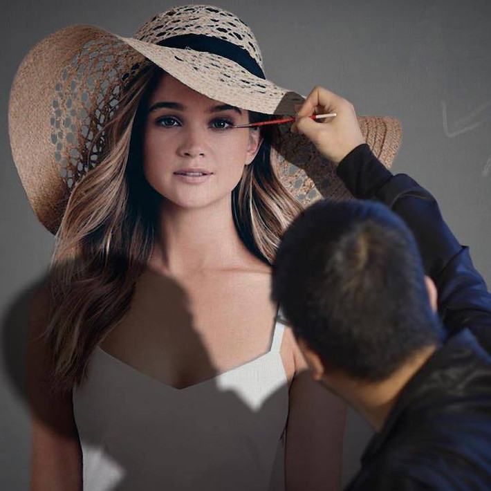 Mọi chi tiết nhỏ trong tranh của anh ấy, từ những sợi tóc lòa xòa cho đến tàn nhang hay nếp nhăn trên quần áo của người mẫu, đều được tái tạo một cách chuyên nghiệp trên khung tranh, tạo ra một ảo ảnh siêu thực.