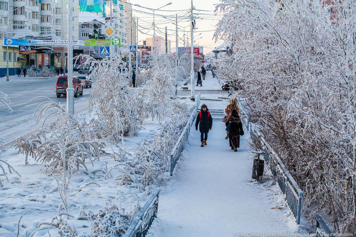 Người dân Yakutsk luôn cố gắng ở ngoài trời ít thời gian nhất có thể. Bên trong những ngôi nhà luôn ấm áp nên khi vào nhà, mọi người đều cởi hết áo khoác ngoài.