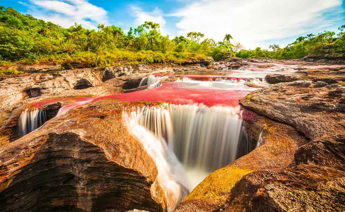 Sông Caño Cristales ở Colombia được coi là dòng sông đẹp nhất thế giới. Ngoài tên gọi Caño Cristales do nhà thám hiểm Andres Hurtado đặt vào năm 1980, sông còn được du khách gọi với nhiều tên khác nhau như “ sông cầu vồng”, “sông ngũ sắc”, “cầu vồng lỏng”...