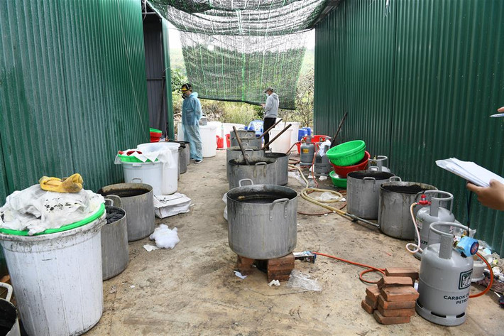 Sau khi thuê được đất, Minh thuê 2 đối tượng người Trung Quốc và 4 đối tượng người Việt Nam thi công, dựng cơ sở, lắp hệ thống điện 3 pha, mua máy phát điện. Minh cũng cho lắp đặt các dây chuyền sản xuất ma túy, trong đó có 7 hệ thống bình phản ứng và làm lạnh dung tích lớn, máy li tâm, máy xử lý mùi, máy bơm hút chân không, máy lọc nước.