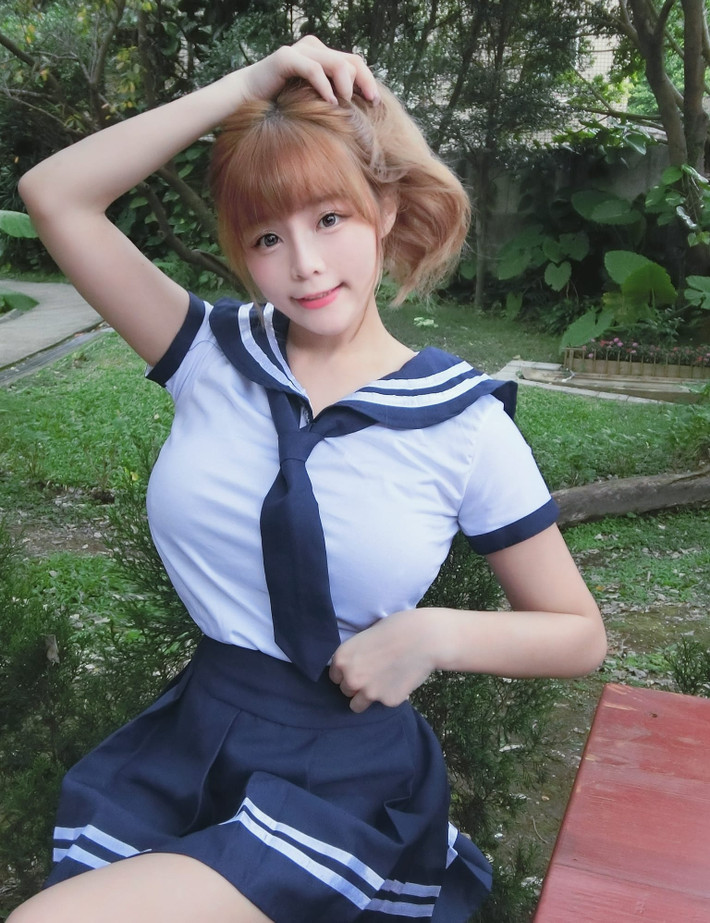 Trang phục kiểu này khiến Phỉ Phỉ vừa khoe được nhan sắc thanh thuần lại vừa tôn được thân hình chữ S đẹp mê hoặc.