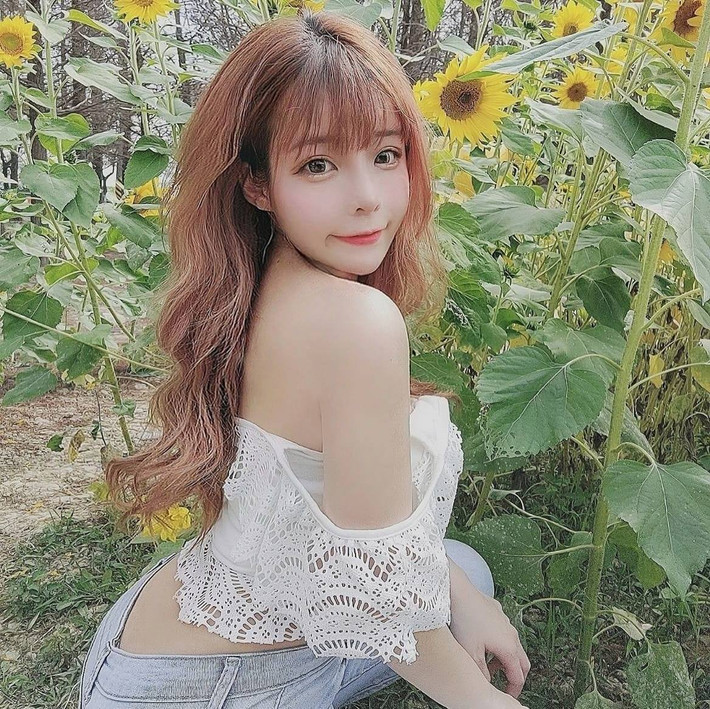 Hot girl Phỉ Phỉ nổi tiếng xinh đẹp trong trẻo, ngây thơ nhưng vô cùng nóng bỏng. Cô nàng sở hữu đường cong chữ S khiến nhiều người ngưỡng mộ.