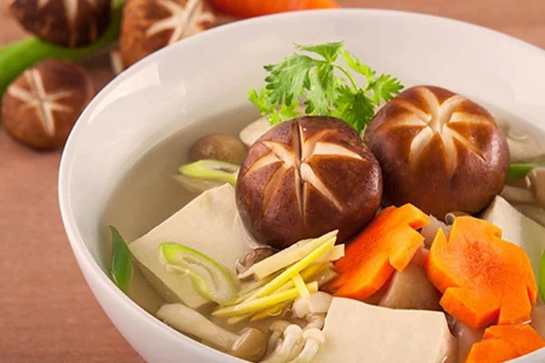 Vậy chỉ có rau xanh luộc là lành mạnh nhất? Dĩ nhiên là không, bạn có thể thay thế cà tím om bằng cà tím hấp và thêm một chút nước sốt tùy thích. Dùng súp lơ xào cà chua để thay thế món súp lơ xào khô đầy dầu mỡ, vừa thanh mát lại bổ hơn.