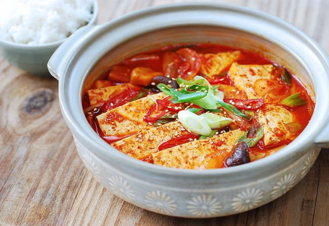 Nhiều món ăn chay (như cà tím, đậu phụ, khoai tây, ...) rất dễ thấm dầu, và khi om, lượng dầu là rất lớn. Ví dụ: một đĩa gồm 60 gram khoai tây, 100 gram cà tím và 33 gram ớt xanh xào có hàm lượng chất béo lên đến 25,3 gam.