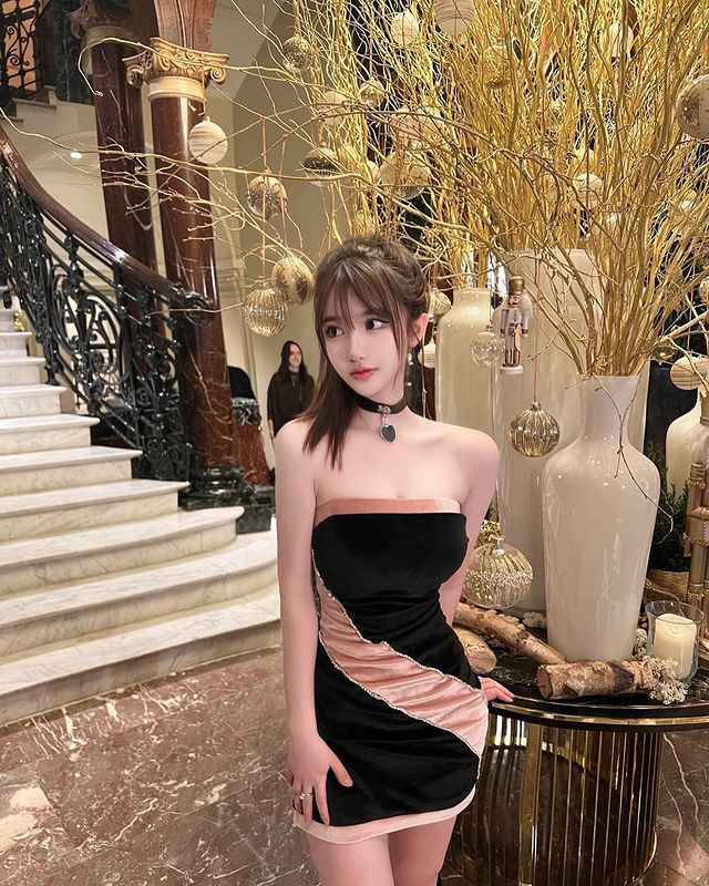 Cô nàng ý thức được lợi thế ngoại hình của mình nên thường xuyên chọn những trang phục bó sát, khoe dáng.
