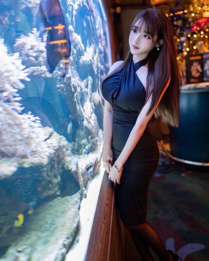 Mới đây, hình ảnh hot girl gợi cảm đi chơi thuỷ cung đã khiến nhiều ngươi "chao đảo" vì quá xinh đẹp.