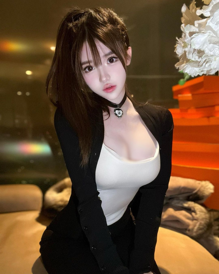 Mỹ nhân gợi cảm Rollyn, người Trung Quốc, nổi tiếng với khuôn mặt xinh đẹp như búp bê và thân hình đồng hồ cát đẹp tuyệt mỹ.