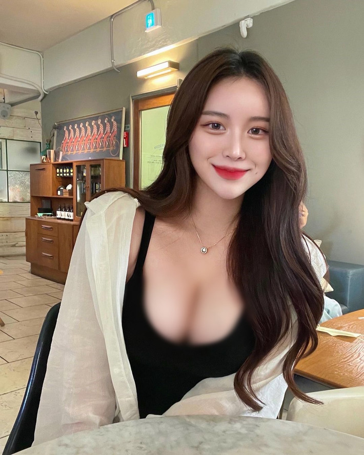Thời trang đi tập của Belle Jae cũng đơn giản, tiện lợi tuy nhiên cô nàng vẫn chuộng những set đồ hở, khoe dáng.