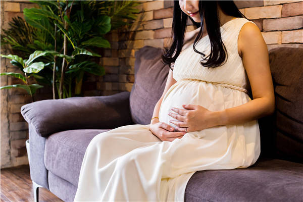Đối với phụ nữ, mang thai và sinh con là sự kiện trọng đại của đời người, có người coi sinh con là thiên chức của mình. Tin rằng ai cũng biết phụ nữ càng lớn tuổi thì khả năng sinh sản càng yếu, vì vậy khuyến cáo mọi người phải nắm bắt độ tuổi sinh sản phù hợp. (Ảnh minh họa)