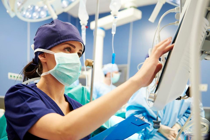 2. Nhân viên y tế làm việc cường độ cao Nhân viên y tế thường làm việc theo ca 24/24, thực tế những người như vậy làm việc rất vất vả, không chỉ làm việc nhiều giờ mà họ còn chịu áp lực rất lớn.