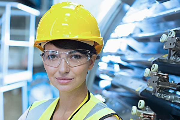 3. Nhân viên hóa dầu tiếp xúc với các chất hóa học độc hại Công nhân lọc hóa dầu trong thời gian dài phải tiếp xúc với các hóa chất độc hại có hại cho sức khỏe con người như xăng, dầu thô, axit sunfuric, axit clohydric, xút ..., đặc biệt là lao động nữ tiếp xúc lâu dài với các hệ thống sinh sản rất có hại, nó sẽ làm tăng khả năng sảy thai tự nhiên, sinh non và dị tật bẩm sinh của em bé.