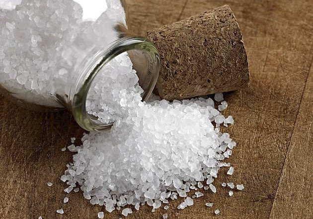 Là một phụ gia thực phẩm, phèn chua được phép sử dụng. Tuy nhiên, phèn chua sử dụng nhiều sẽ cực hại bởi trong thành phần của phèn chua có chứa nhôm, gây ảnh hưởng đến hệ thần kinh và nguy cơ mắc phải các bệnh nguy hiểm là rất cao. Trong số đó tiêu biểu nhất chính là bệnh suy giảm trí nhớ.