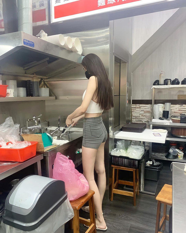 Được biết, ngay sau khi những hình ảnh chụp trộm Băng Băng được lan truyền, cô nàng đã trở nên cực nổi tiếng.