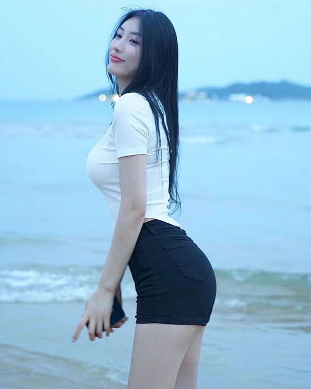 Đường cong tuyệt mỹ của cô nàng khiến dân tình mê đắm.