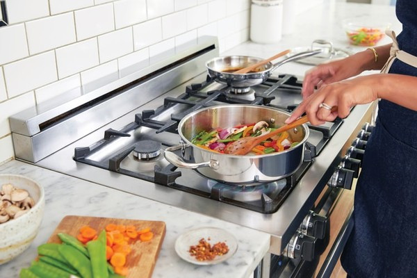 Hầu hết mọi người đều có quan niệm rằng rau bổ dưỡng hơn khi ăn sống, chúng sẽ mất đi giá trị dinh dưỡng sau khi được nấu chín. Nhưng trên thực tế, một số loại rau bổ dưỡng hơn hẳn khi chúng được nấu lên. (Ảnh minh họa)