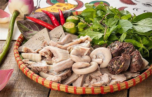 Cũng không nên ăn tim, gan, thận, ruột non, ruột già, dạ dày,… của động vật và các thành phần giàu chất béo khác, chẳng hạn như da vịt, da gà, thịt mỡ, v.v. Nhất là thận, ăn thận không hề bổ thận mà còn dễ làm tổn thương thận. Đó là do hàm lượng cholesterol và protein trong thận động vật tương đối cao, các chất cặn bã tích tụ lại ở các bộ phận này khó đào thải ra ngoài.