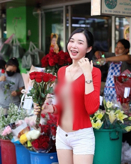 Trước đó, trong ngày lễ Valentine, Qanan Kanokyada từng gây chú ý khi thả rông, diện áo hở gần hết ngực dạo phố và mua hoa.