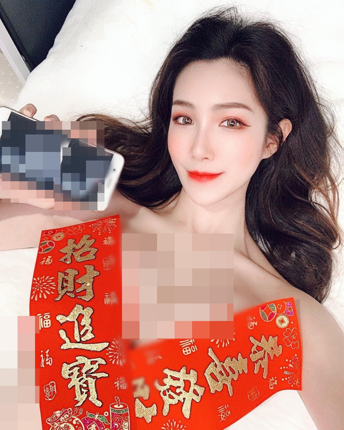Tuy nhiên, mới đây, Lâm Dư Sương đã khiến tất cả mọi người choáng váng khi khoe ảnh ngực trần, chỉ phủ những vùng nhạy cảm bằng câu đối đỏ.