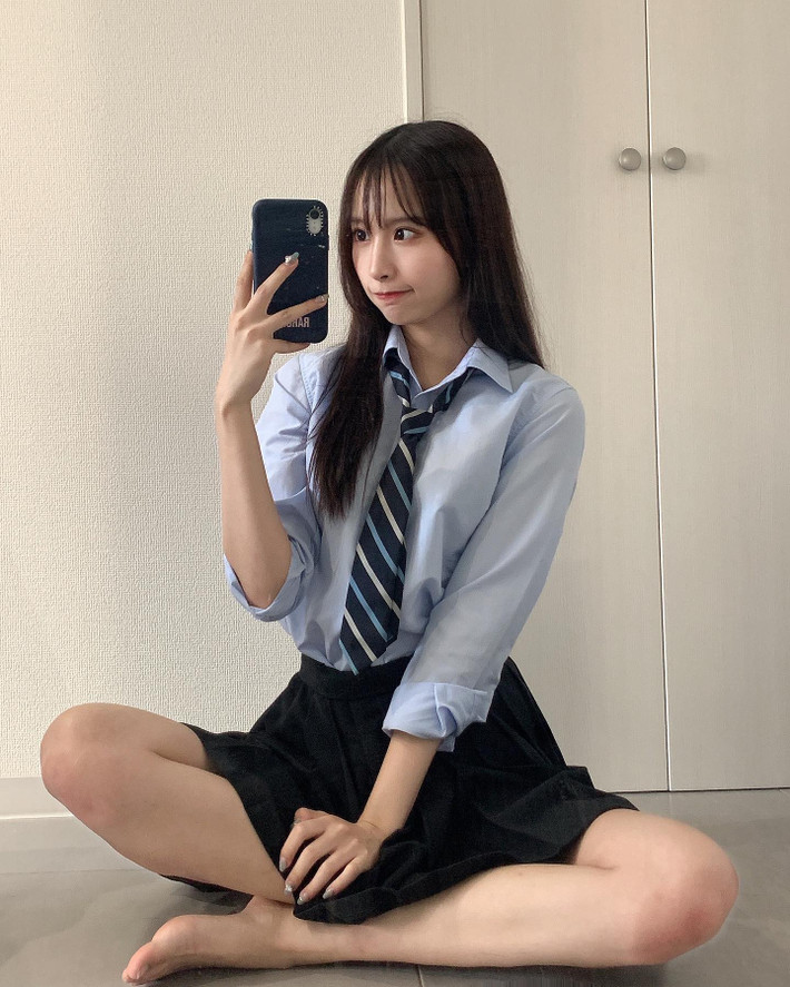 Nhiều người đánh giá Fujikawa Ralumu diện đồng phục đẹp như hot girl truyện tranh.