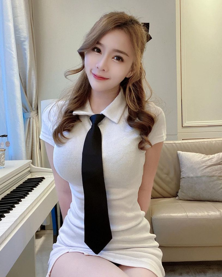 Với khuôn mặt xinh đẹp bắt hình, bộ ngực đầy đặn và vòng eo thon gọn siêu hoàn hảo, Valent quả thực diện đồ gì cũng xinh đẹp, lôi cuốn.