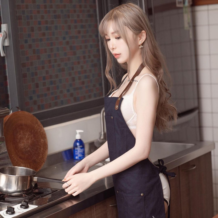 Mới đây, cô nàng đã đăng tải hình ảnh mình mặc nội y, đeo tạp dề, đứng nấu ăn trong bếp, khiến người hâm mộ không khỏi ngỡ ngàng.