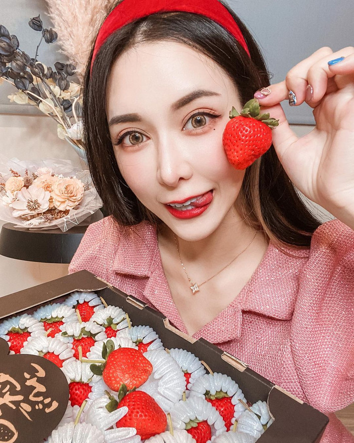 Cô nàng còn được fan hâm mộ ưu ái gọi là bản sao của Địch Lệ Nhiệt Ba cũng nhờ nhan sắc vượt trội này.
