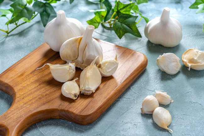 Vì vậy, nấu tỏi ở nhiệt độ cao sẽ khiến tỏi không còn tác dụng chống ung thư. Ngoài tác dụng chống ung thư, tỏi còn có khả năng thông huyết tiêu ứ, thúc đẩy bài tiết dịch vị và tăng cảm giác thèm ăn, tác dụng nhất định đối với việc chữa tim, đau nhức, huyết áp và giảm cholesterol.