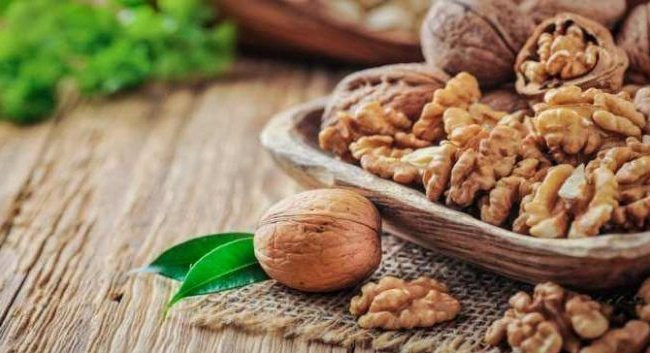 Ngoài ra quả óc chó còn có thể còn chống lão hóa, cải thiện trí nhớ và các chức năng khác, có thể dùng để hỗ trợ điều trị suy nhược thần kinh. Đây cũng là loại quả rất giàu vitamin E, giúp cơ thể có thể tự bảo vệ tốt.